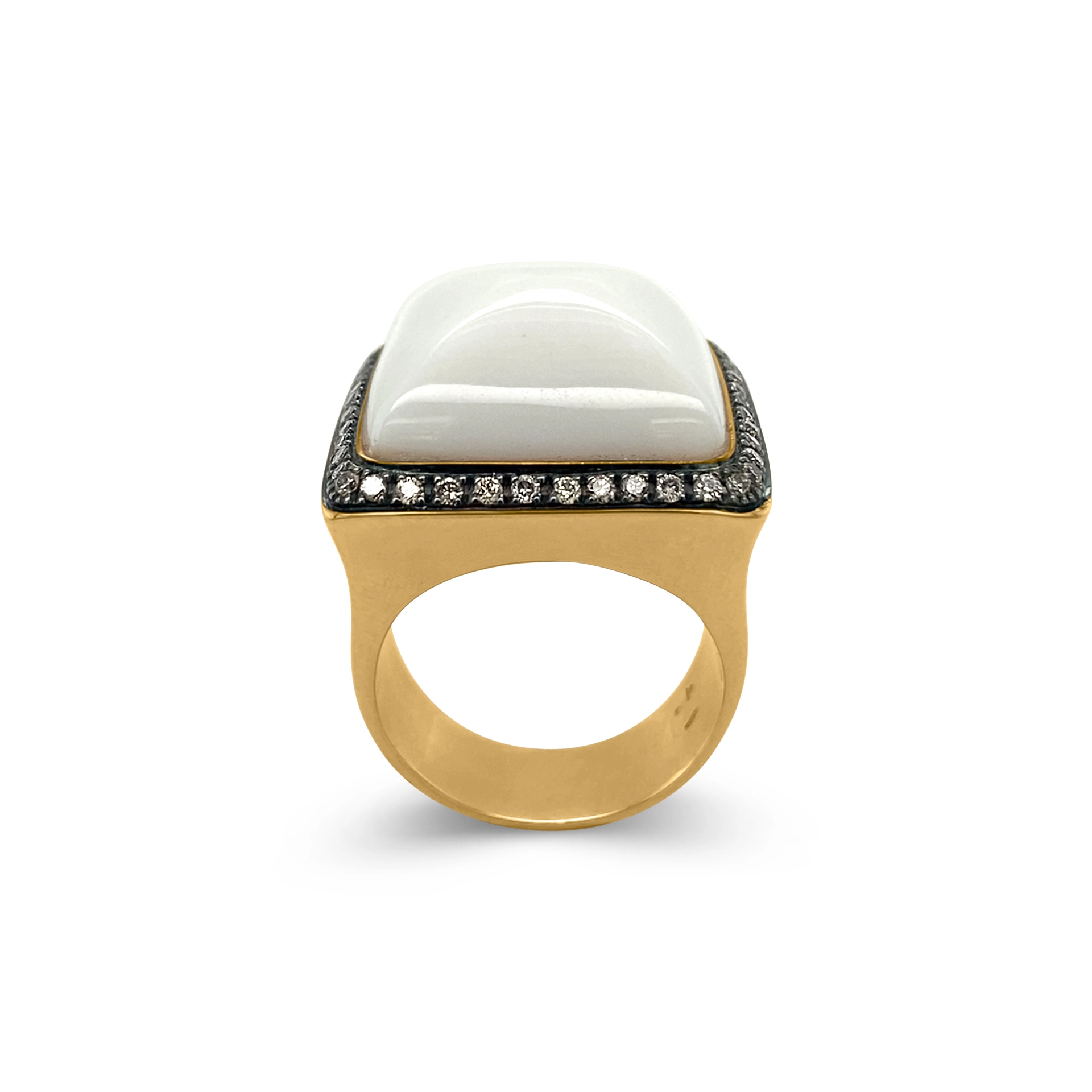 Ring with white onyx